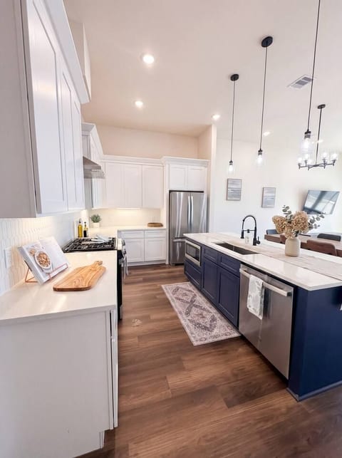 Luxurious Lakefront Retreat at NASA Space & Kemah