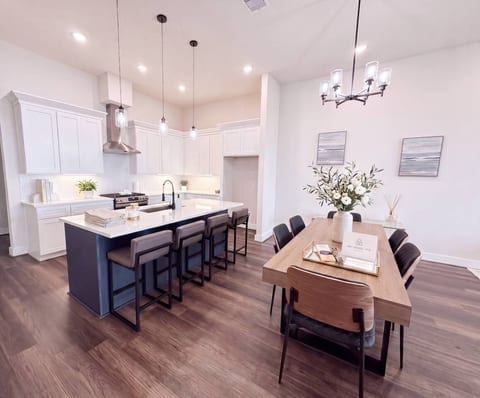 Luxurious Lakefront Retreat at NASA Space & Kemah