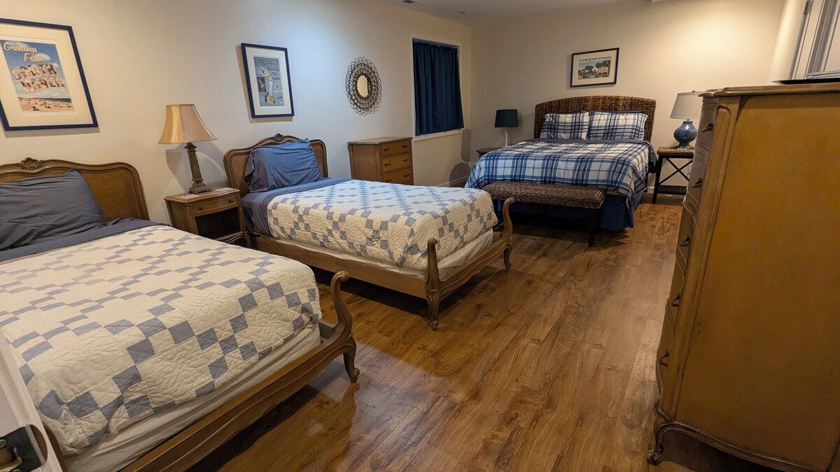 Large bedroom with queen and 2 twins