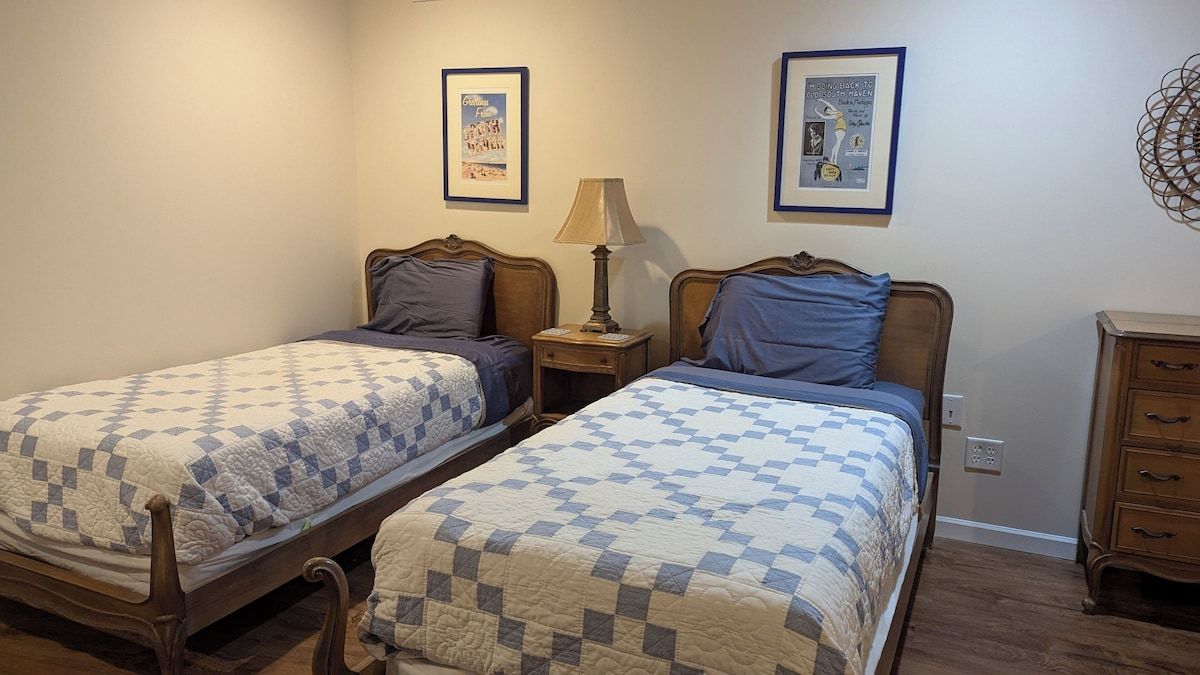 Large bedroom with queen and 2 twins 