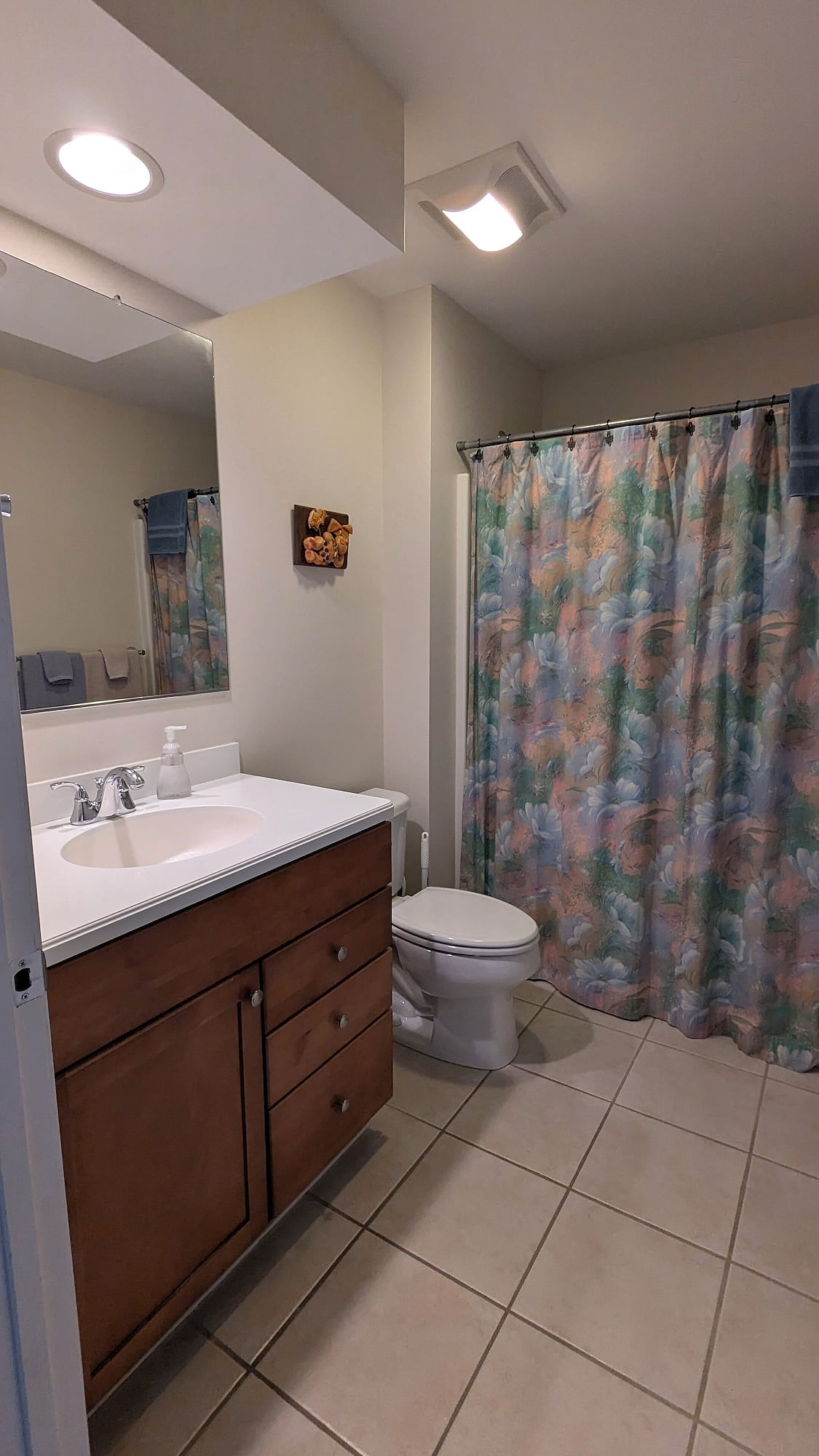 Upstairs hall bath with tub/shower combo