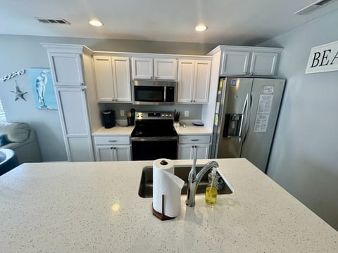modern-coastal-kitchen-ocean-lakes