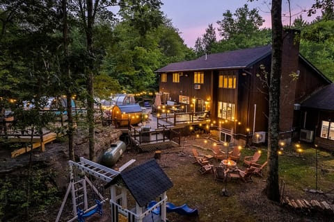 Magical evenings with a fire pit, hot tub, sauna, heated pool & forest views