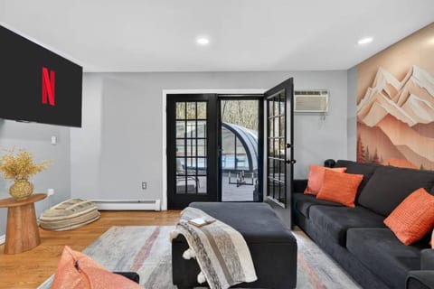 Stylish lounge with Netflix, French doors to deck & private hot tub