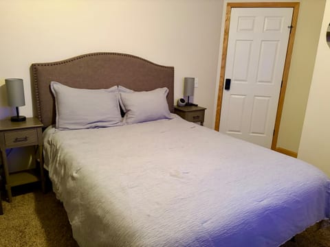 Comfy Queen Room B - bedding, 2 nighstands, 2 lamps with USB outlets, Noice Machine Alarm Clock.
