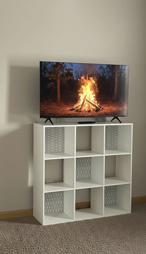 King Room C - SmartTV & cube storage