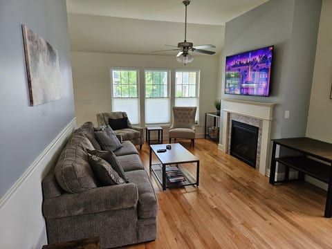 Modern Saratoga home minutes to all local venues image 2