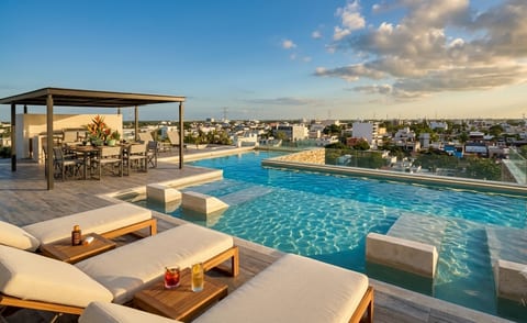[ENG] Work hard, chill harder. Enjoy access to this amazing rooftop pool—the absolute perfect spot to unwind and catch some sun after a remote workday.
[ESP] Trabaja duro, relájate más. Disfruta el acceso a este increíble rooftop con alberca, el lugar perfecto para desconectar y tomar el sol después de un día de trabajo remoto.