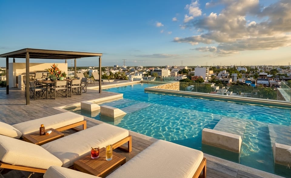 [ENG] Work hard, chill harder. Enjoy access to this amazing rooftop pool—the absolute perfect spot to unwind and catch some sun after a remote workday.
[ESP] Trabaja duro, relájate más. Disfruta el acceso a este increíble rooftop con alberca, el lugar perfecto para desconectar y tomar el sol después de un día de trabajo remoto.