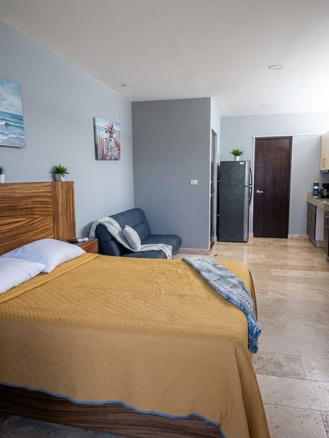 Everything at a glance. Transition smoothly from remote work at the breakfast bar to relaxing movie nights in bed, always enjoying a perfectly cool space thanks to the A/C.