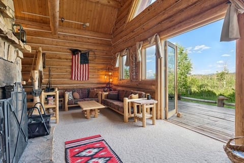 Alpenglow Cabin – Rustic Mountain Retreat