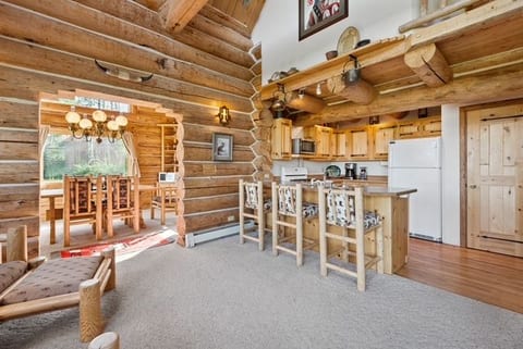 Alpenglow Cabin – Rustic Mountain Retreat