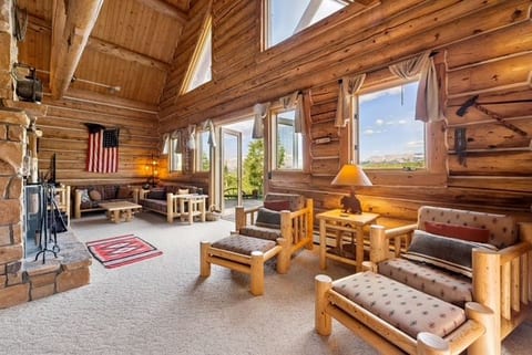 Alpenglow Cabin – Rustic Mountain Retreat