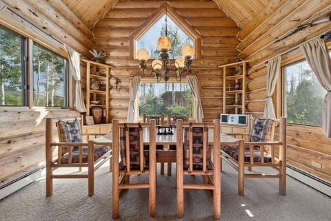 Alpenglow Cabin – Rustic Mountain Retreat