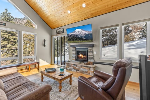 Amphitheater Haus | Decks, Fireplaces, Trails
