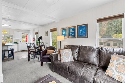 Historic Upper Level Condo-– Steps from Ouray Hot Springs