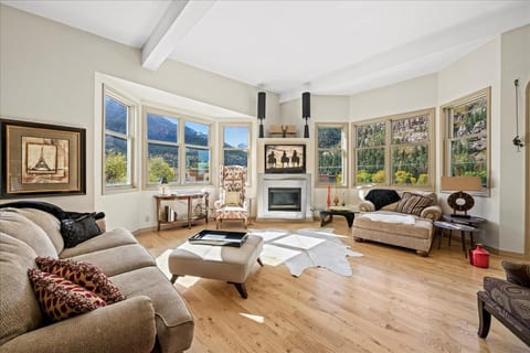 Main Street Luxury Penthouse- 30 days