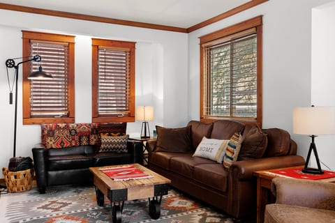 Spacious Serenity – Scenic Mountain Townhouse