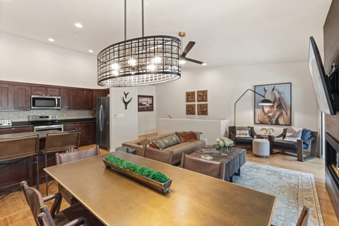 Open concept living, dining, kithcen