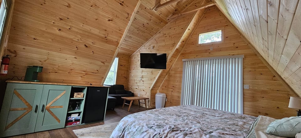Larry's Lookout: Romantic Getaway w/King Bed & Deck - Pulaski County