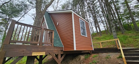 Larry's Lookout: Romantic Getaway w/King Bed & Deck