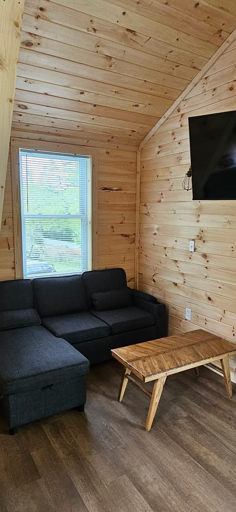 Larry's Lookout: Romantic Getaway w/King Bed & Deck