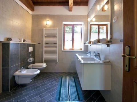 Luxusvilla mit Garten und Pool sowie herrlicher Aussicht