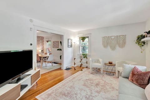 Quaint Hyde Park Home Perfect for Long Term Guests