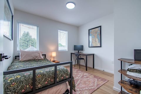 This room has a trundle or day bed. If you look closely you can see the one twin bed directly under the other. That’s why the room is marked with ‘two twin beds’.