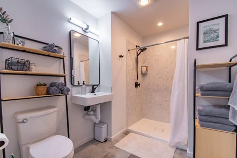 Elevate your self-care routine in our beautiful bathroom! With a generous mirror, cozy towels, and complete bathing essentials, it’s the perfect retreat for relaxation.