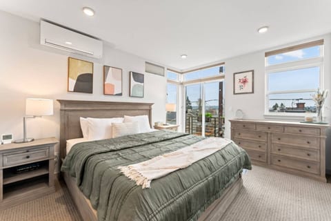 Third-floor bedroom with a king-size bed, clothing cabinet, side tables with lamps, and plenty of natural light for a relaxing stay!