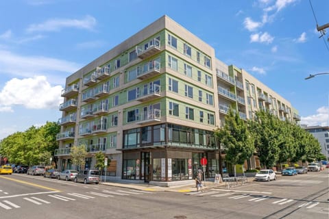 Bright Ballard Condo w/ Modern Kitchen & Gym