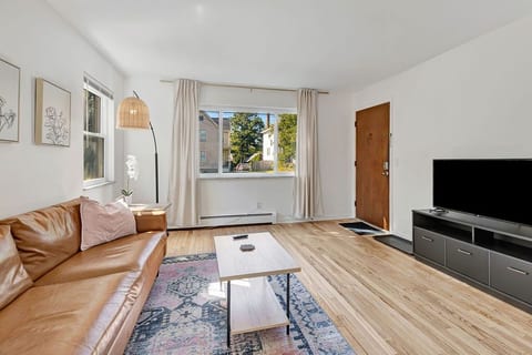 •Botanical Beautiful• Pet Friendly• Stylish Space