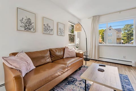•Botanical Beautiful• Pet Friendly• Stylish Space