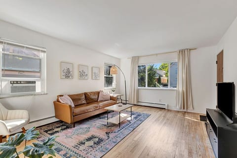 •Botanical Beautiful• Pet Friendly• Stylish Space