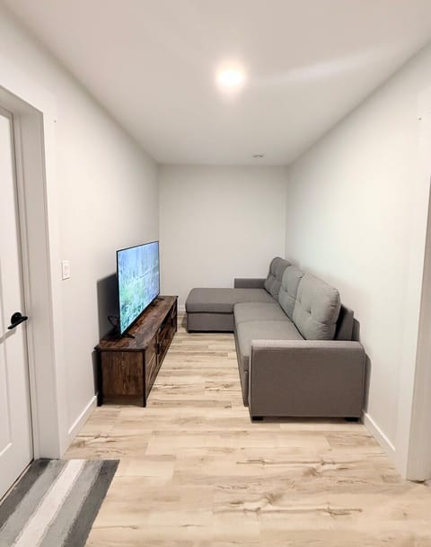 Private 1BR Suite | Kitchen, Laundry & Parking image 3