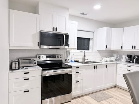 Private 1BR Suite | Kitchen, Laundry & Parking image 1