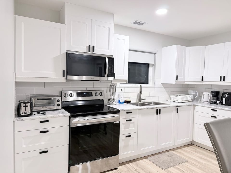 Private 1BR Suite | Kitchen, Laundry & Parking image 1