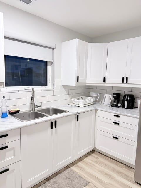 Private 1BR Suite | Kitchen, Laundry & Parking image 4