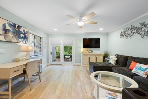 Dog Friendly Stones Throw from Folly Field Beach