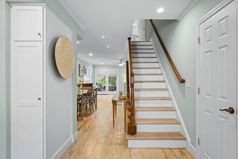Dog Friendly Stones Throw from Folly Field Beach