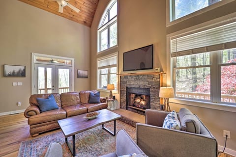 Blue Ridge Pkwy | Hot Tub + Fire Pit | EV Charger
