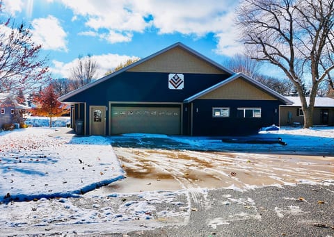 Waterfront Arnold’s Park Getaway4BR3BA  Lake Views image 2