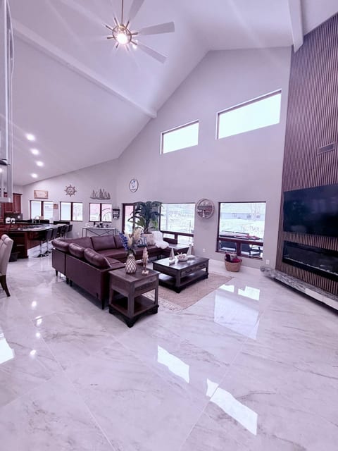 Waterfront Arnold’s Park Getaway4BR3BA  Lake Views image 1