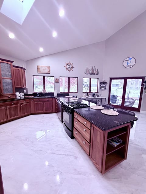 Waterfront Arnold’s Park Getaway4BR3BA  Lake Views image 3