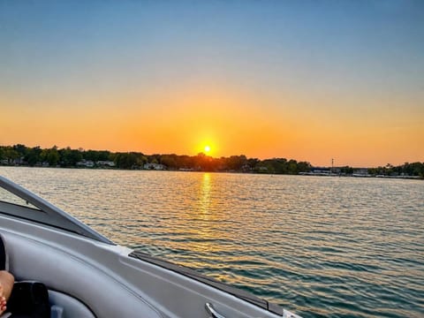 Waterfront Arnold’s Park Getaway4BR3BA  Lake Views image 4