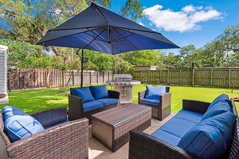 Family & Pet Friendly Retreat Under the Oaks image 1