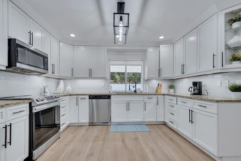 Luxury Retreat w Heated Pool, Spa, FirePit and BBQ