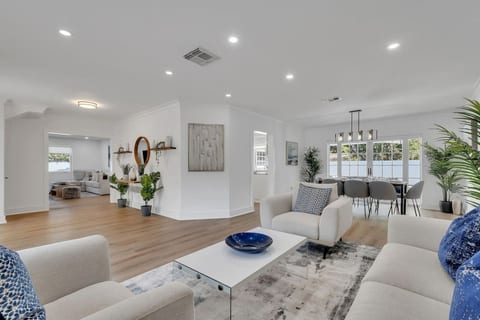 Luxury Retreat w Heated Pool, Spa, FirePit and BBQ