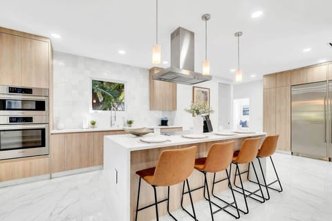 Gated Miami Luxury Oasis Pool & BBQ 4 Bed 4 Bath